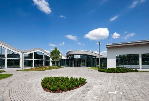 Der IT-Campus in Paderborn erfüllt höchste Ansprüche in puncto Nachhaltigkeit und Energieeffizienz. Das Fassadensystem heroal C 50, das Türsystem heroal D 72 und das Fenstersystem heroal W 72 leisten hierzu einen wichtigen Beitrag. © heroal 