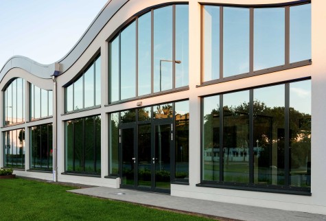 Le système de porte pour bâtiments publics heroal D 72 souligne la conception exceptionnelle des ailes du bâtiment grâce à l’aspect fin et moderne des profilés de porte. © heroal 