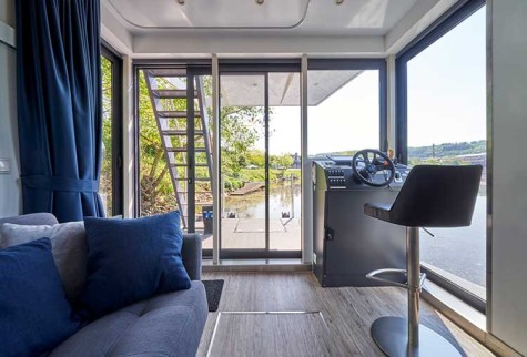 The slim profiles of the sliding door system heroal S 42 blend in perfectly with the houseboat and allow the captain an unobstructed view to steer the boat safely. Foto: Studio Blickfang